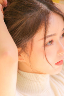 美女给男生脱蕾丝内裤